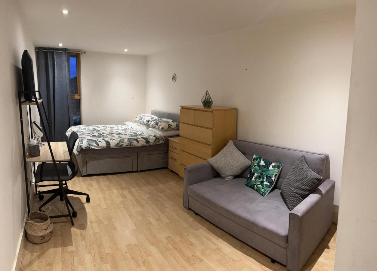 Large Room And Private Bathroom Лондон Екстериор снимка